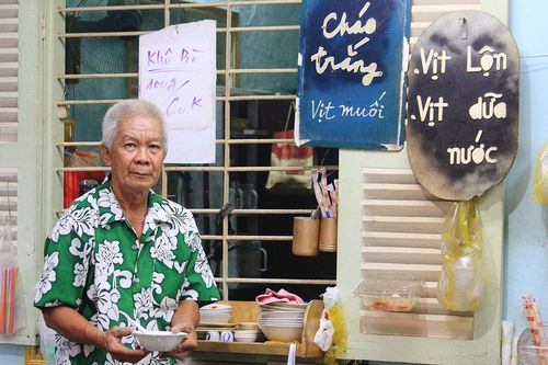 Quán cháo 1.000 đồng giữa thời bão giá tại TP.HCM