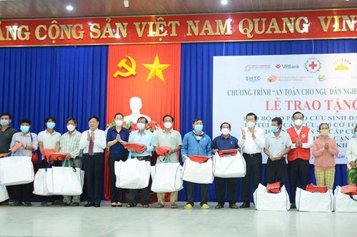 Trao tặng 14.667 bộ áo phao cứu sinh cho ngư dân nghèo miền trung
