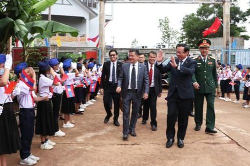 Bí thư Thành ủy TPHCM Nguyễn Văn Nên thăm thầy cô, học sinh Trường Tiểu học Hữu nghị tại tỉnh Champasak