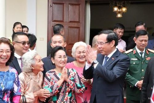 Cộng đồng người Việt tại Champasak vui mừng chào đón đồng chí Nguyễn Văn Nên đến thăm