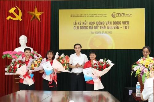 'Thay đổi luật chơi' với bóng đá nữ Việt Nam