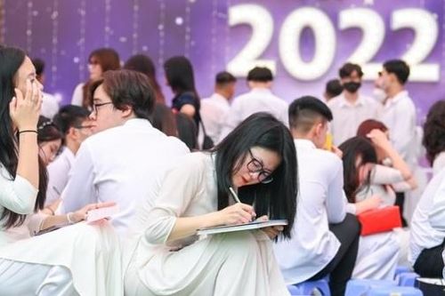 Những khoảnh khắc xúc động tại lễ bế giảng năm học 2021-2022 của học trò lớp 12