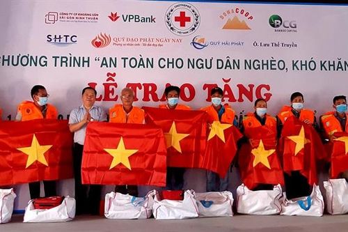 Tặng áo phao cứu sinh đa năng cho ngư dân có hoàn cảnh khó khăn trên địa bàn tỉnh Bình Định