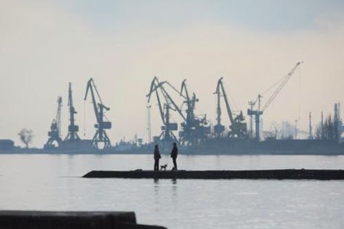 Nga cho tàu vào cảng Mariupol chở kim loại về nước