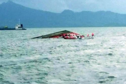Lật thuyền chở hàng chục người ở Indonesia