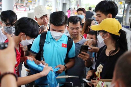 Người hâm mộ TP.HCM mừng rỡ đón thầy Park và tuyển Việt Nam
