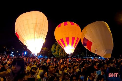Lung linh đêm hoa đăng khinh khí cầu 'Hà Tĩnh đón Sao La về nhà'