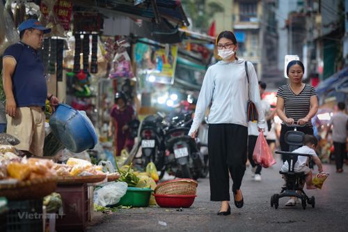 Người dân 'đau đầu' chi tiêu trong thời bão giá hàng tiêu dùng