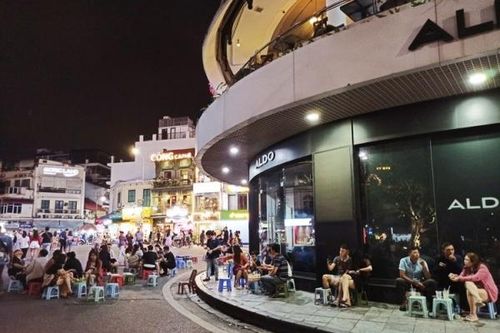 Hàng quán quanh phố đi bộ Hồ Gươm nhộn nhịp vào cuối tuần