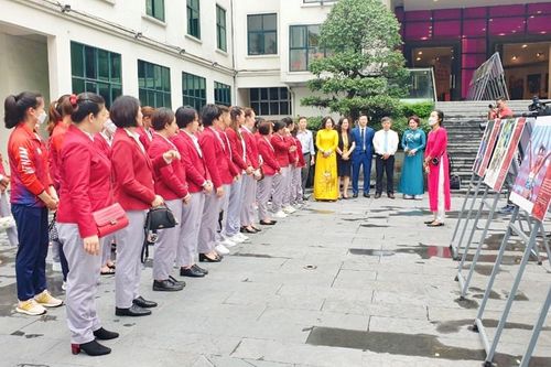 Giao lưu, biểu dương 54 nữ huấn luyện viên, vận động viên đoạt Huy chương vàng