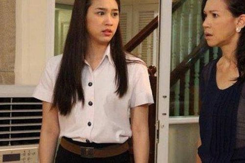 Tôi và mẹ đi viếng mộ anh trai, nhìn thấy một người mặt bà tái mét rồi bỏ chạy