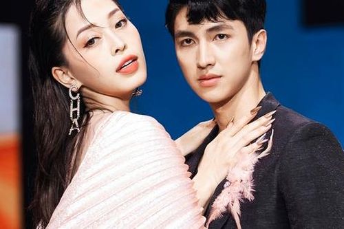 Cặp đôi 'cậu mợ' Bình An - Phương Nga tình tứ trên sàn diễn thời trang