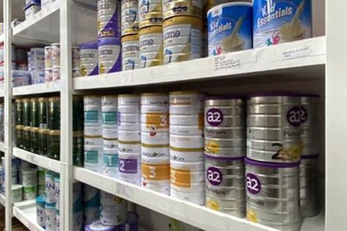 'Đột nhập' 3 kho hàng, phát hiện hàng trăm ngàn mỹ phẩm, sữa bột trẻ em, TPCN nghi nhập lậu