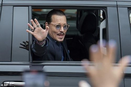Hàng nghìn khán giả đội mưa đợi Johnny Depp ngoài tòa án