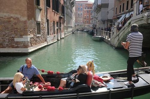 Du khách khỏa thân, vẽ bậy ở Venice