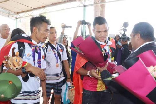 Bố mẹ người hùng điền kinh Timor Leste rất thích nón lá, mũ cối Việt Nam
