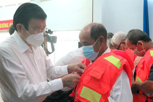 Nguyên Chủ tịch nước Trương Tấn Sang trao tặng cờ Tổ quốc và áo phao cứu sinh cho ngư dân