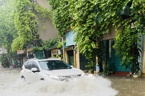 Hà Nội: Mưa lớn nhiều tuyến phố ngập sâu trong nước