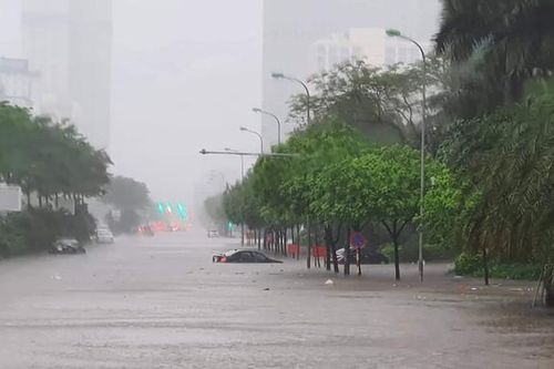 Mưa lớn kéo dài, nhiều tuyến đường Hà Nội ngập sâu