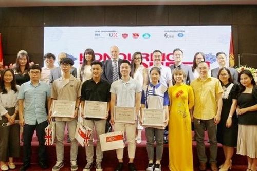 Sinh viên Việt Nam thi hùng biện kỷ niệm 70 năm trị vì của Nữ hoàng Anh