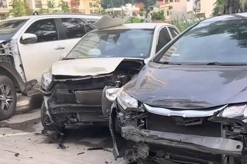 Hiện trường vụ xe bán tải húc nát đầu 10 ôtô ở Hạ Long