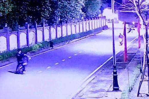 Mất 8 triệu vì 'bốc đầu' xe máy ở khu vực cơ quan công an