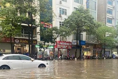 Cơn mưa chiều 29/5 vượt gấp đôi năng lực hạ tầng thoát nước Hà Nội
