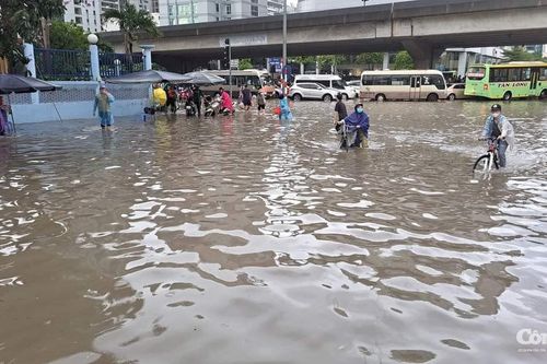 Hà Nội: Nhiều tuyến phố ngập sâu sau trận mưa chiều