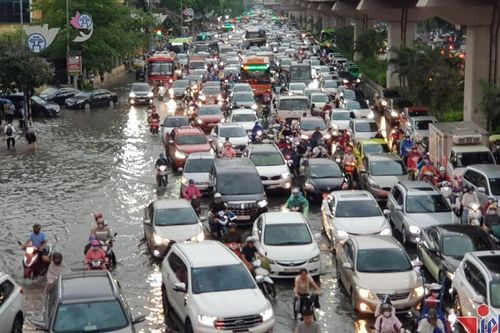 Phố Hà Nội thành sông, nghìn phương tiện chôn chân nhìn nước rút