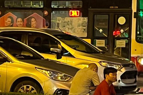 Tối muộn sau mưa đường Hà Nội kẹt cứng, tài xế bất lực xuống xe ngồi vệ cỏ