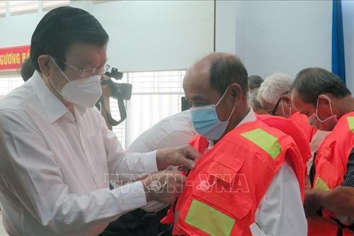 Phú Yên: Trao tặng cờ Tổ quốc và áo phao cứu sinh cho ngư dân