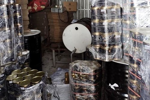An Giang: Phát hiện một hộ dân nghi sản xuất dầu nhớt giả