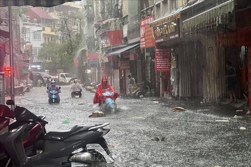 Hà Nội: Nhiều khu vực nội đô đang bị ngập do cơn mưa chiều