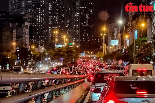 Hà Nội ùn tắc trong đêm vì mưa lớn gây ngập úng