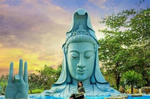 Ngôi chùa nổi tiếng với tích tượng Phật trôi dạt từ biển, xây bằng san hô và dừa