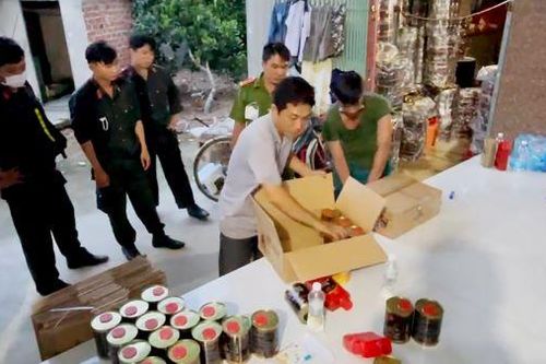 Bắt giữ hàng trăm lon, chai nghi nhớt giả chuẩn bị tuồn ra thị trường