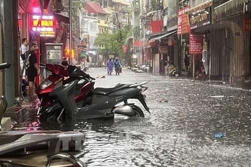 Mưa lớn gây ngập úng nhiều tuyến phố ở Thủ đô