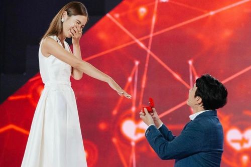 Chàng trai xúc động nhớ lại mối tình cũ, tìm thấy hạnh phúc mới trên sân khấu Chân Ái