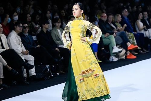 Ấn tượng áo dài 'Cá chép hóa rồng' tại Tuần lễ Thời trang Xuân Hè 2022