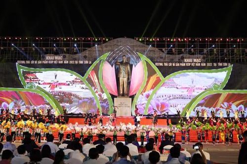 Festival trái cây rộn rã những vòng xòe Tây Bắc