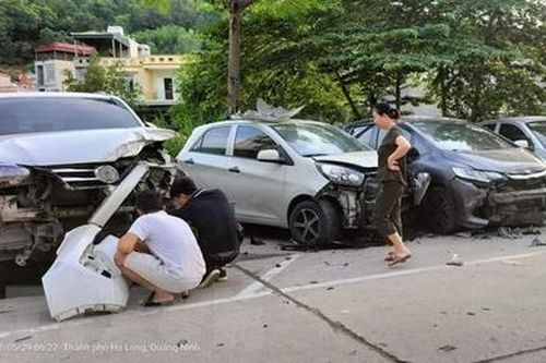Xe bán tải tông liên hoàn 10 ô tô bên đường, tài xế nhanh chóng rời đi