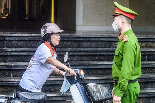 Công an chốt chặn xử lý xe máy, xe đạp đi vào phố đi bộ Hồ Gươm