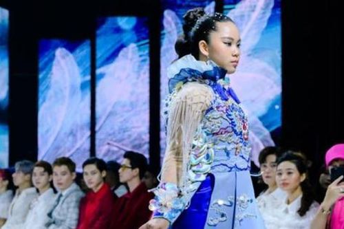 Miss Eco Teen International 2021 Bella Vũ trình diễn với áo dài nặng hơn 20 kg
