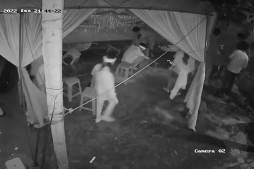 Ôtô 'ủi' trực diện vào rạp đám ma, 3 người bị thương