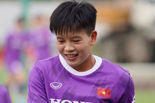 Mỹ Anh rạng rỡ trong ngày trở lại tuyển nữ Việt Nam