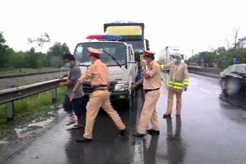 Không chịu kiểm tra tải trọng xe, tài xế bị phạt hơn 47 triệu đồng