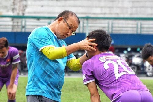 HLV Park chỉnh động tác cho Văn Đức, Đình Trọng trong buổi tập