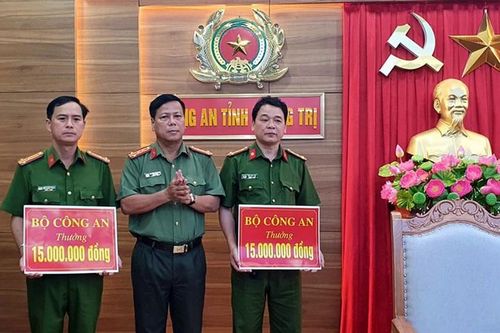 Trao thưởng của Bộ Công an cho hai đơn vị lập thành tích xuất sắc trong đấu tranh tội phạm ma túy
