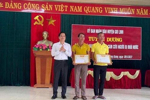 Quảng Trị: Tuyên dương 2 ngư dân cứu sống 2 học sinh bị đuối nước