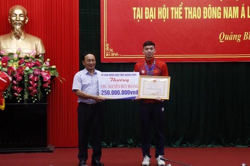'Kình ngư' Nguyễn Huy Hoàng được vinh danh tại quê nhà